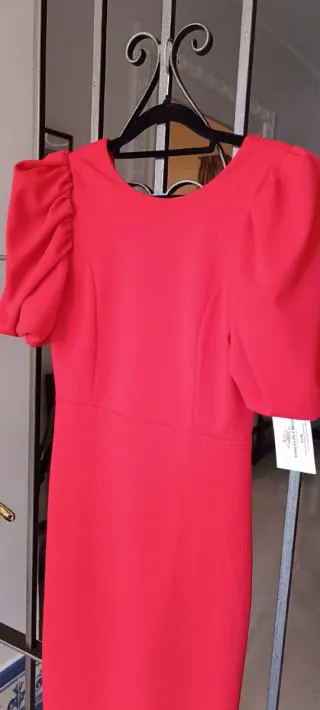Vestido midi rojo con mangas abullonadas