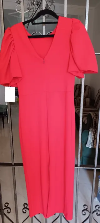 Vestido midi rojo con mangas abullonadas