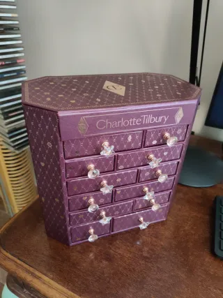 Joyero Charlotte Tilbury Morado y Dorado