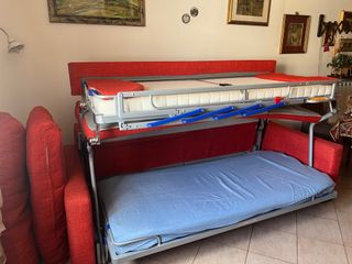Divano letto rosso in tessuto
