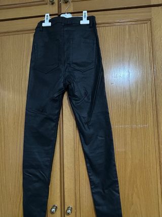 Pantalón efecto piel negro