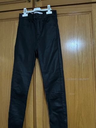 Pantalón efecto piel negro