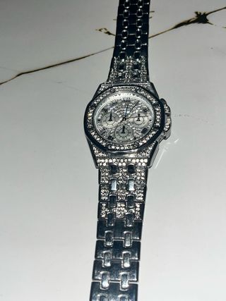 Reloj plateado con diamantes