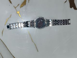 Reloj plateado con diamantes