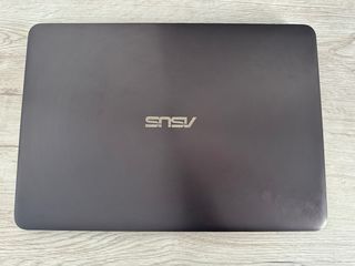 Portátil ASUS Zenbook UX305LA