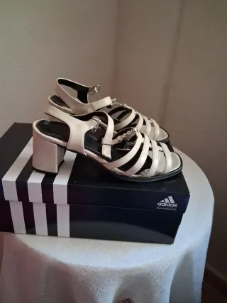 Sandalias beige tacón cuadrado