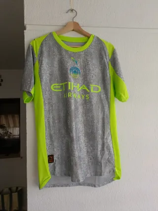 Camiseta deportiva Puma gris y verde