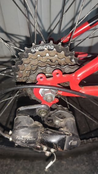Bicicleta de montaña roja