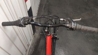 Bicicleta de montaña roja