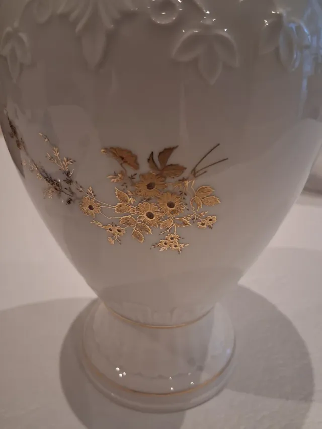 Jarrón de porcelana blanco y dorado