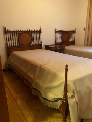 Juego 2 camas + mesilla madera