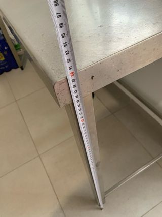 Mesa de acero inoxidable con fregadero y grifo