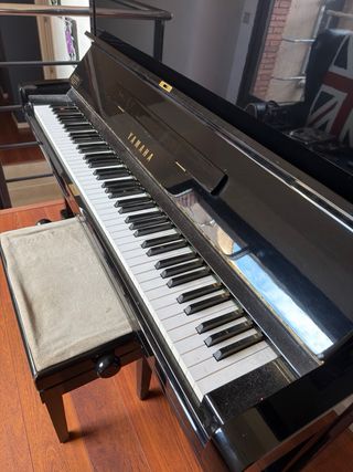 Piano Yamaha Negro Brillante sin cola 
