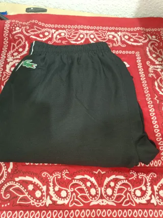 Pantalón negro Lacoste