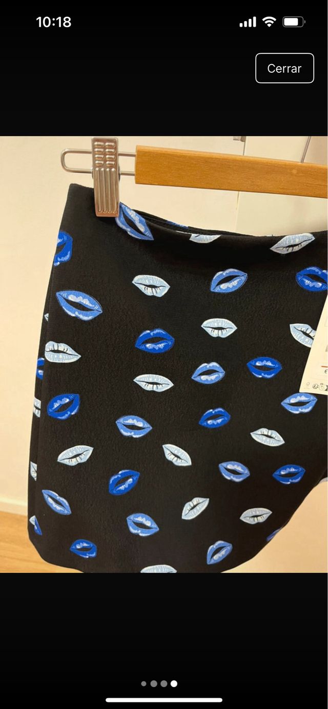 Minifalda ZARA negra con estampado de labios