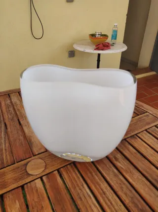 Jarrón de cristal blanco.