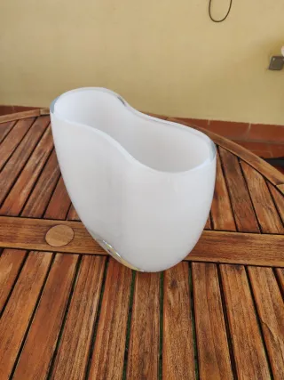 Jarrón de cristal blanco.