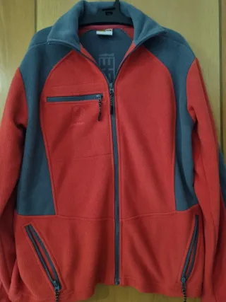 Polar grueso tipo cazadora, es como fucsia