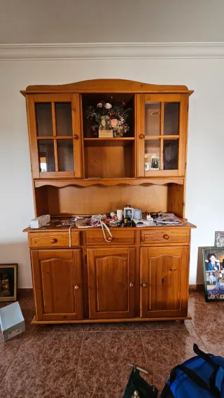Cómoda de madera con vitrina