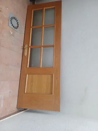 Puerta de madera con cristal