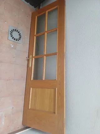 Puerta de madera con cristal
