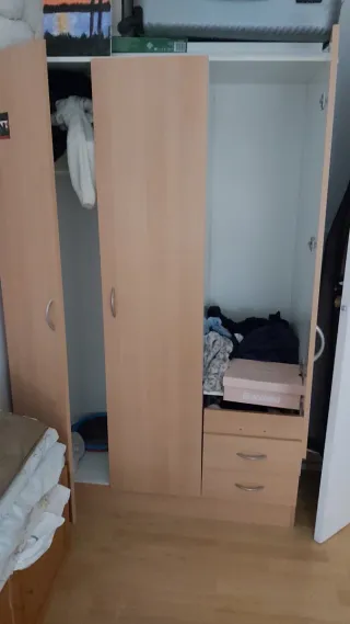 Vendo Armario de madera, en dentro blanco.