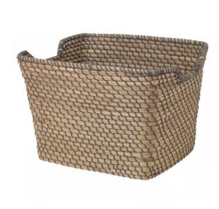 Cesta de mimbre marrón y gris