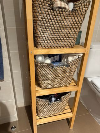 Cesta de mimbre marrón y gris