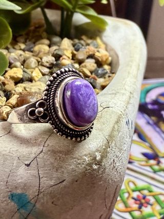 Anillo Charoita Púrpura chapado plata