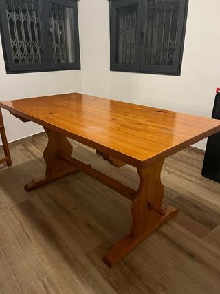 Mesa de comedor de madera + Sillas