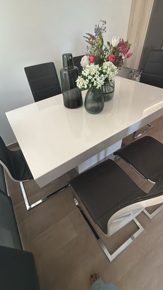 Mesa comedor blanca y 4 sillas de color gris