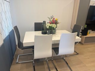 Mesa comedor blanca y 4 sillas de color gris