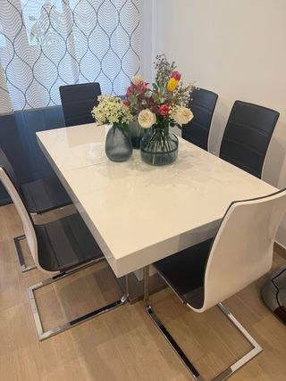 Mesa comedor blanca y 4 sillas de color gris