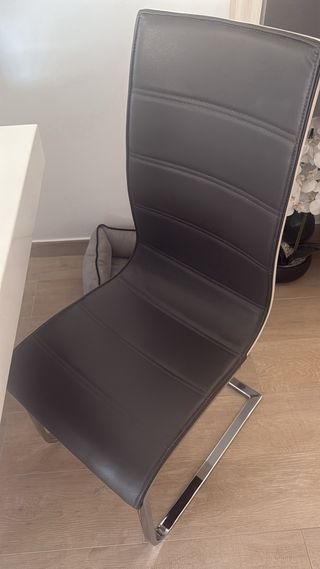 Mesa comedor blanca y 4 sillas de color gris