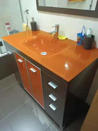 Mueble de baño con lavabo naranja