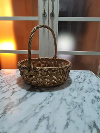 Cesta de mimbre con asa