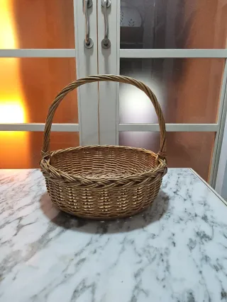 Cesta de mimbre con asa