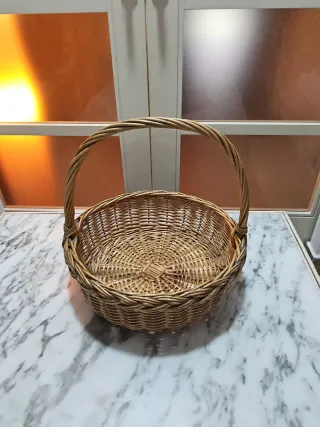 Cesta de mimbre con asa