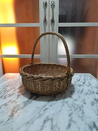 Cesta de mimbre con asa