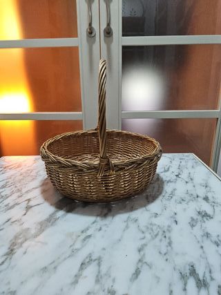 Cesta de mimbre con asa