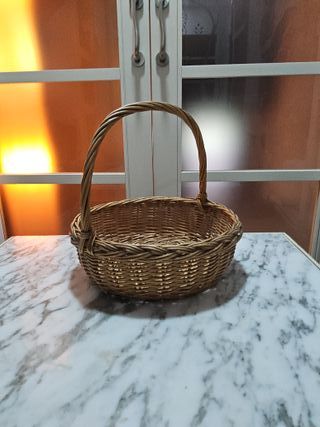 Cesta de mimbre con asa