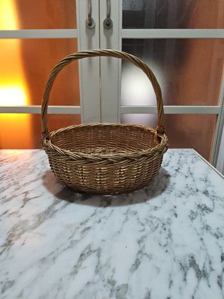 Cesta de mimbre con asa
