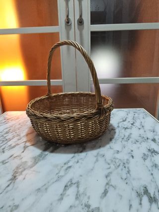 Cesta de mimbre con asa