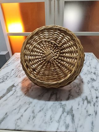 Cesta de mimbre con asa