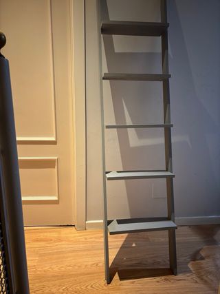 Escalera decorativa gris madera