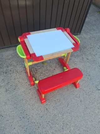 Pupitre infantil con pizarra y banco