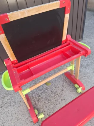 Pupitre infantil con pizarra y banco