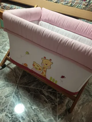 Minicuna con osito y jirafa