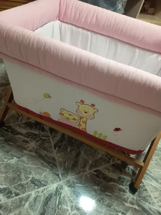 Minicuna con osito y jirafa