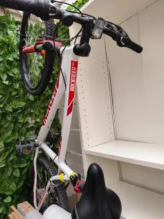 Bicicleta Btwin MTB Blanca y Roja+ Casco